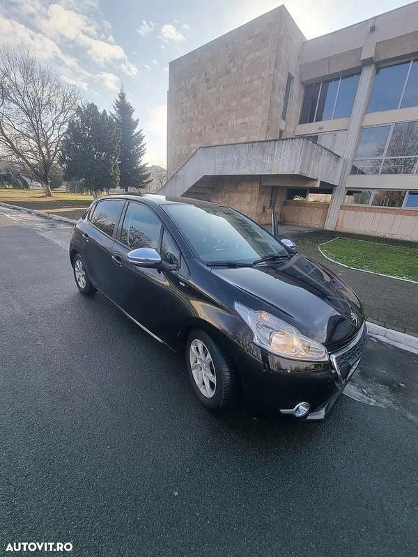 Second-hand Peugeot 208 Style 68 CP (50 kW) 2015 Culoarenegru Hatchback