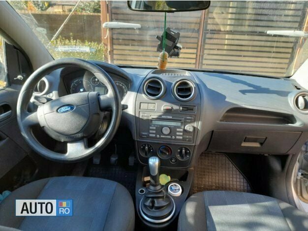 Second-hand Ford Fiesta 80 CP (58 kW) 2007 Argintiu Hatchback
