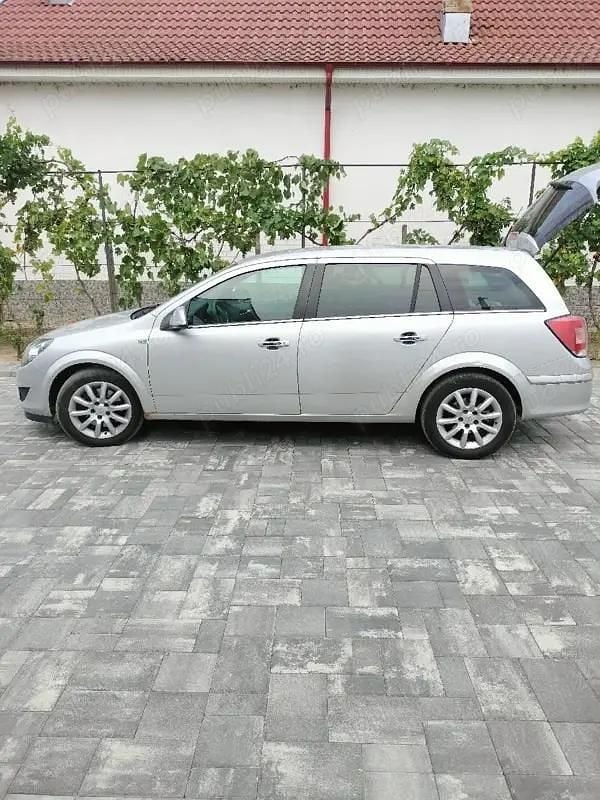 Second-hand Opel Astra 125 CP (91 kW) 2010 Gri Hatchback