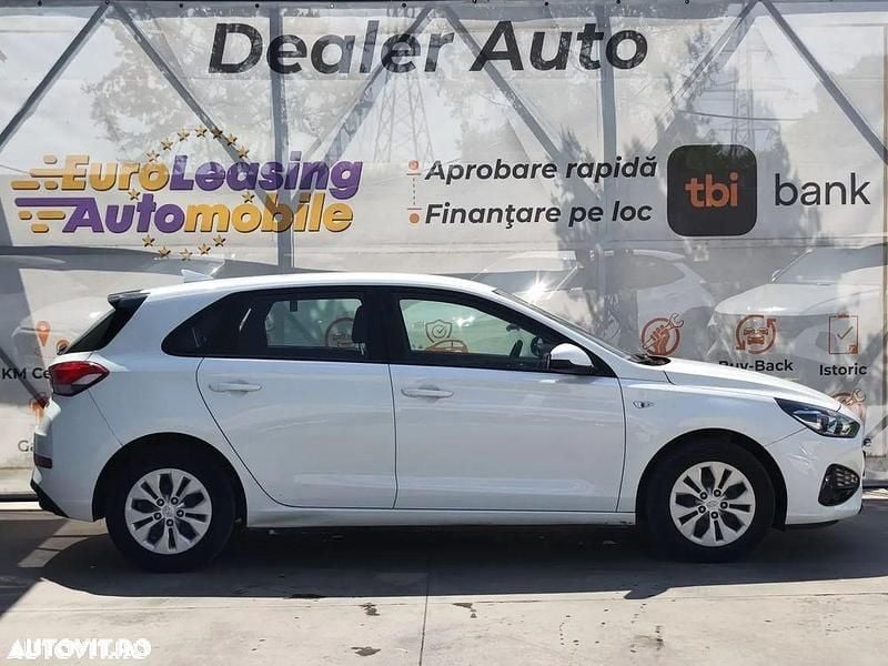 Second-hand Hyundai i30 Comfort 110 CP (80 kW) 2021 Culoarealb Hatchback