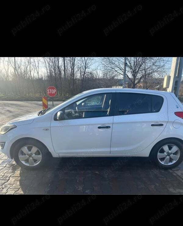 Alb Utilizat 2015 Hyundai i20 Hatchback | 3.700 EUR (Super Preț) - Imagine 1/4