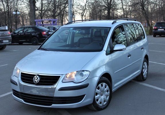 Second-hand VW Touran 131 CP (96 kW) 2008 Argintiu Monovolum