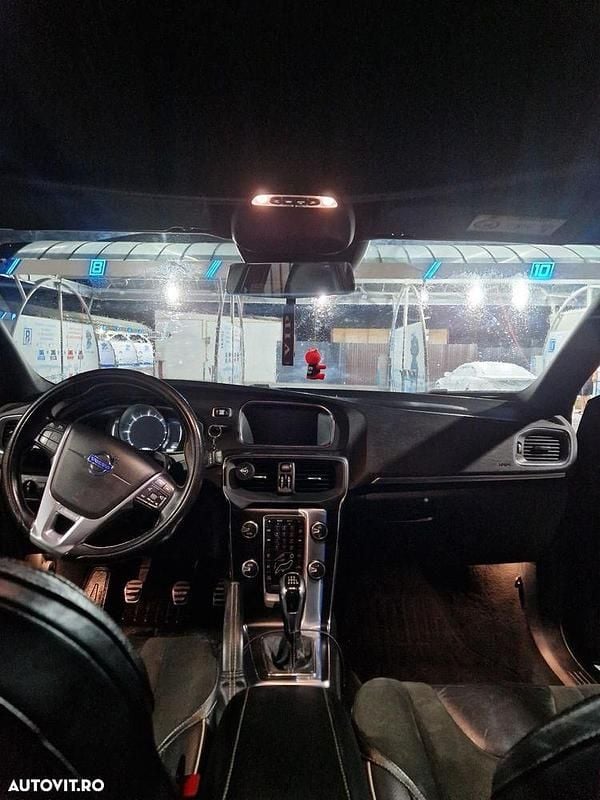 Second-hand Volvo V40 R-Design 190 CP (139 kW) 2015 Culoarealbastru Hatchback