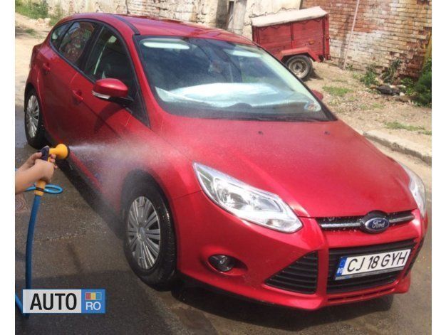 Rosu Utilizat 2013 Ford Focus Trend Hatchback | 8.250 EUR (Scump) - Imagine 1/2