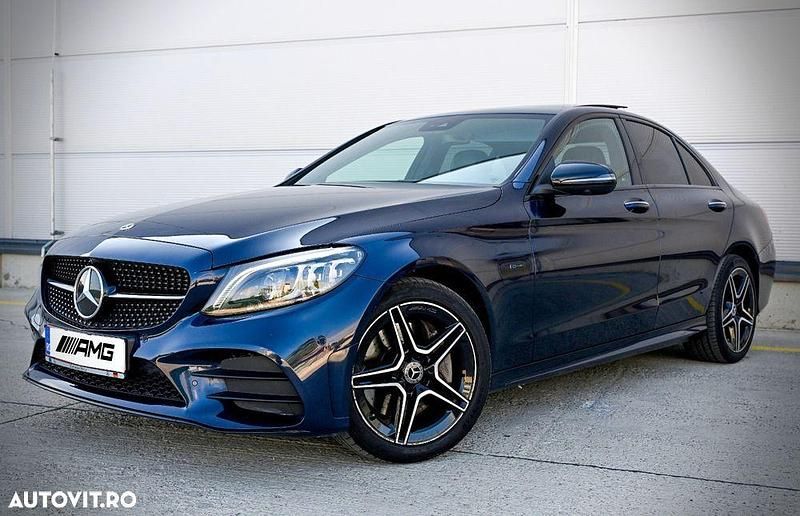 Culoarealbastru Utilizat 2021 Mercedes C300e AMG line Berlinǎ | 28.850 EUR (Puțin scump) - Imagine 1/4