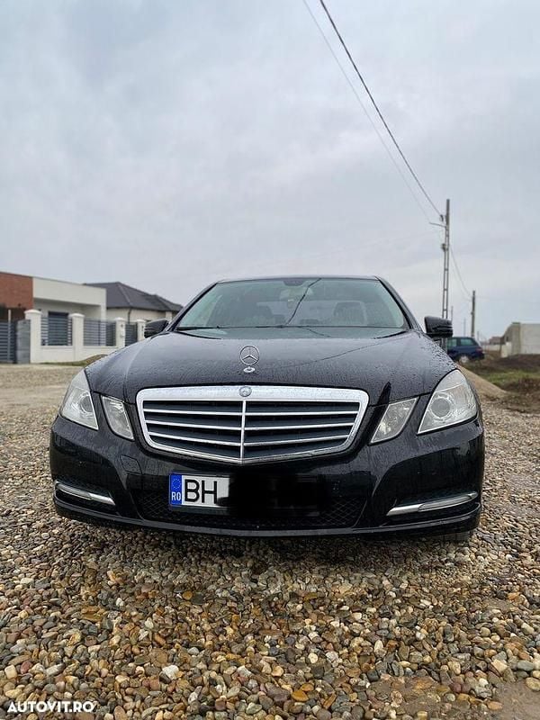 Culoarenegru Utilizat 2012 Mercedes E200 Berlinǎ | 6.999 EUR (Preț bun) - Imagine 1/4