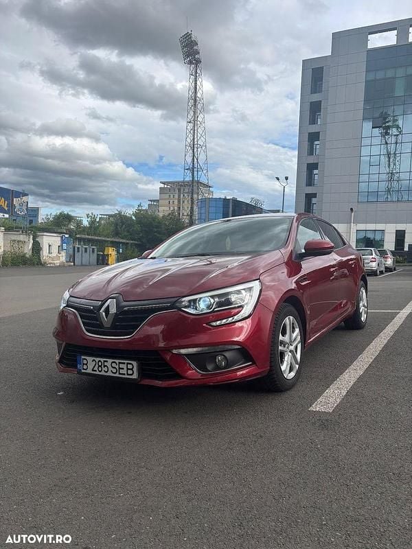 Culoarerosu Utilizat 2019 Renault Mégane IV Hatchback | 11.000 EUR (Preț bun) - Imagine 1/4