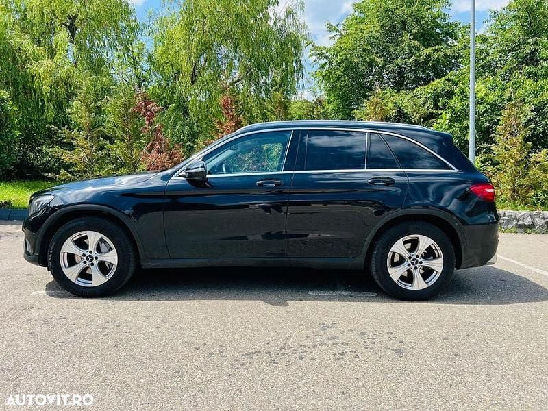 Culoarenegru Utilizat 2018 Mercedes GLC250 SUV | 20.900 EUR (Super Preț) - Imagine 1/4