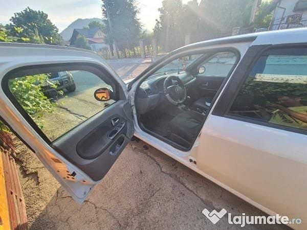 Alb Utilizat 2010 Renault Symbol II Berlinǎ | 2.499 EUR (Preț OK) - Imagine 1/4