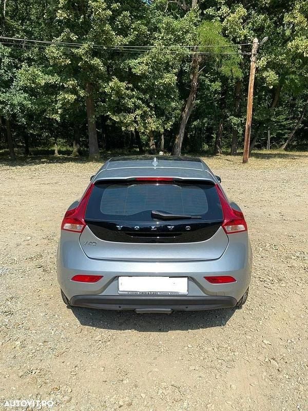 Second-hand Volvo V40 Inscription 122 CP (89 kW) 2017 Culoareargint Hatchback