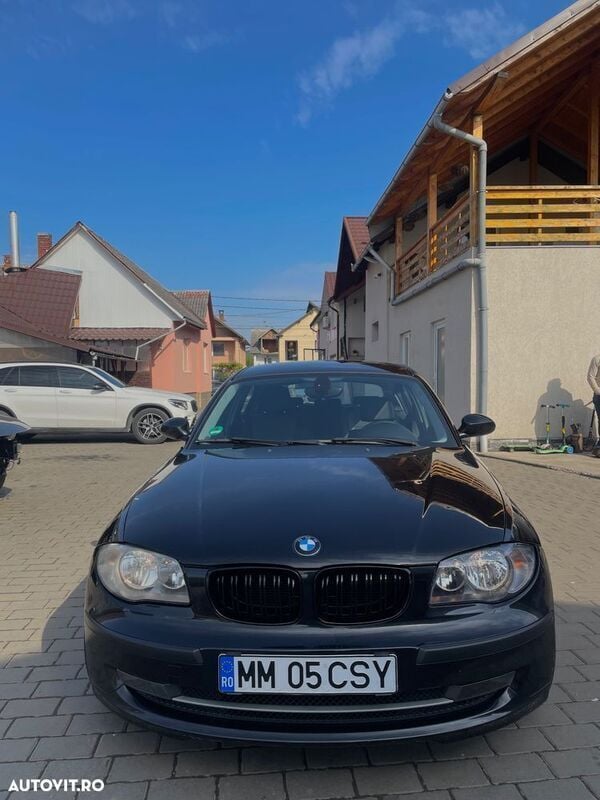 Negru Utilizat 2005 BMW 120 Comfort Edition Hatchback | 3.599 EUR (Preț OK) - Imagine 1/4