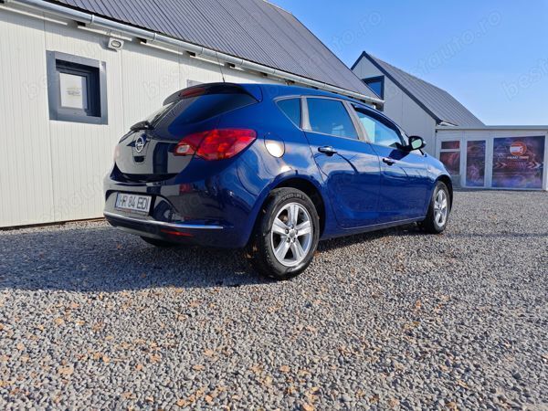 Second-hand Opel Astra 116 CP (85 kW) 2014 Albastru Hatchback