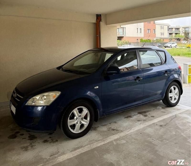 Albastru Utilizat 2009 Kia Ceed 2 Hatchback | 2.250 EUR (Preț bun) - Imagine 1/4