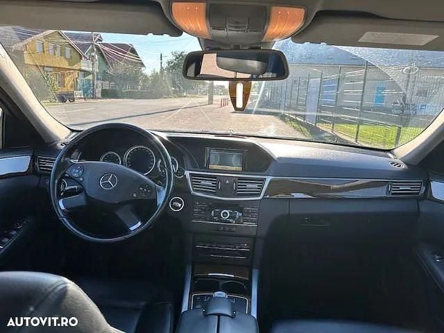 Culoarenegru Utilizat 2011 Mercedes E220 Edition Berlinǎ | 6.700 EUR (Super Preț) - Imagine 1/4