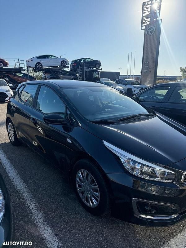Second-hand Kia Ceed 100 CP (73 kW) 2018 Culoarenegru Hatchback