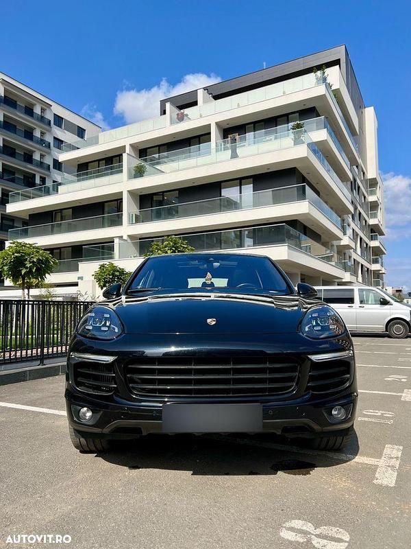 Culoarenegru Utilizat 2017 Porsche Cayenne Platinum Edition SUV | 32.000 EUR (Preț bun) - Imagine 1/4