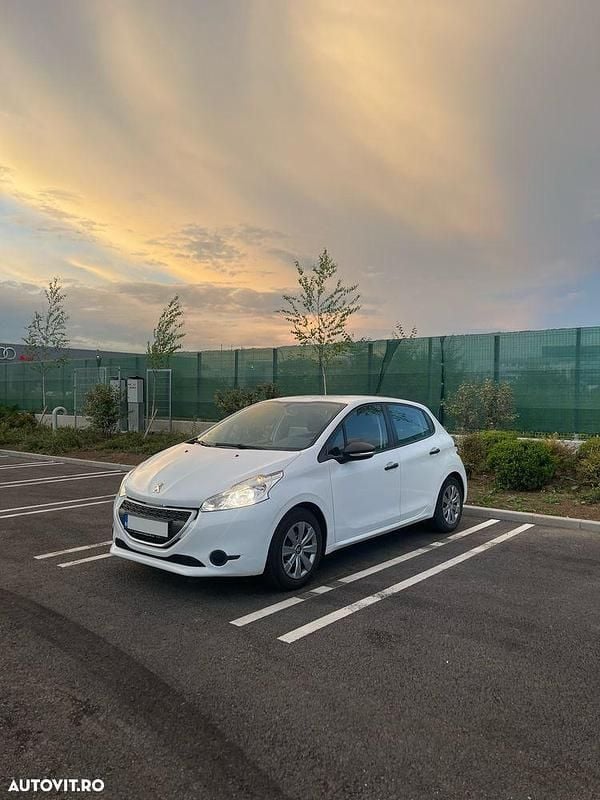 Alb Utilizat 2014 Peugeot 208 Hatchback | 4.200 EUR (Preț bun) - Imagine 1/4