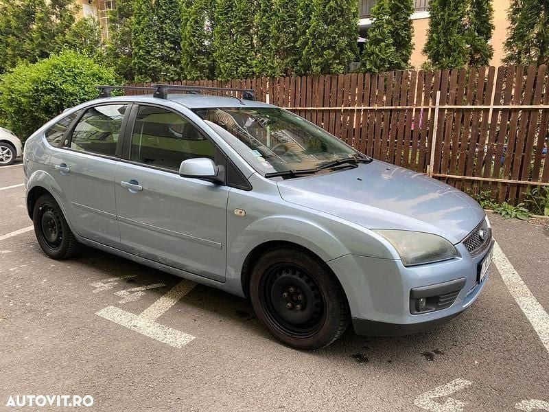 Culoarealbastru Utilizat 2005 Ford Focus Hatchback | 1.950 EUR (Preț OK) - Imagine 1/4