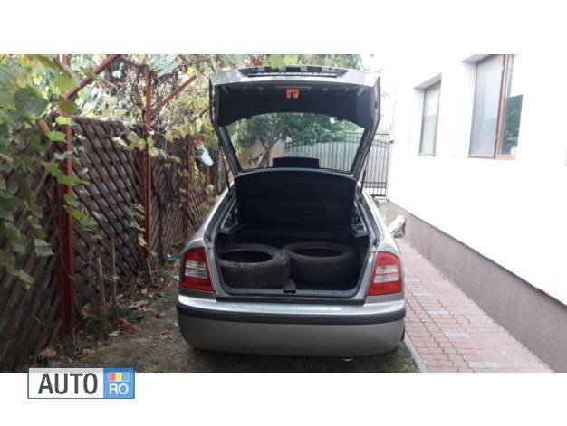 Gri Utilizat 2008 Skoda Octavia Hatchback | 2.800 EUR (Preț OK) - Imagine 1/3