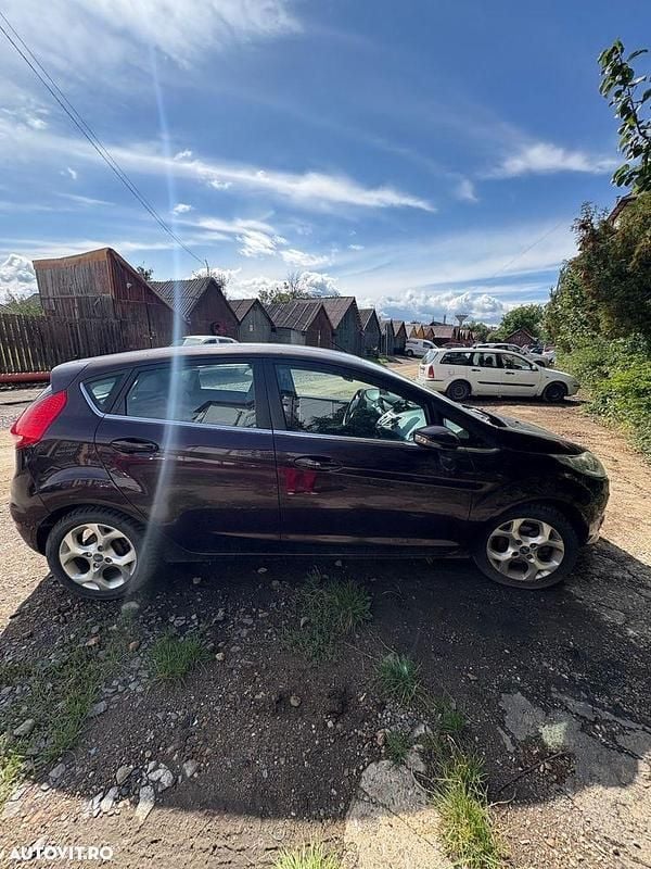 Culoarealte culori Utilizat 2009 Ford Fiesta Trend Hatchback | 3.700 EUR (Preț OK) - Imagine 1/4