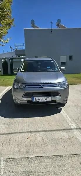 Argintiu Utilizat 2014 Mitsubishi Outlander P-HEV Instyle SUV | 8.999 EUR (Preț OK) - Imagine 1/4