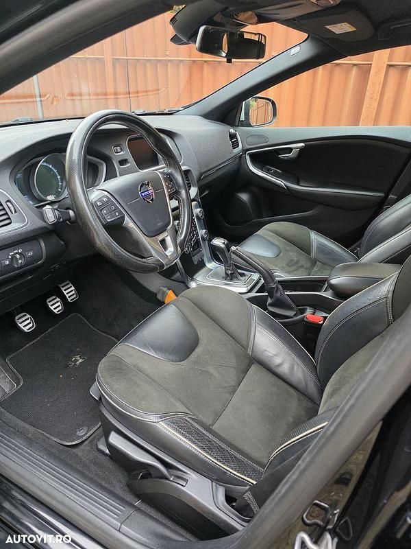 Second-hand Volvo V40 R-Design 120 CP (88 kW) 2015 Culoarenegru Hatchback
