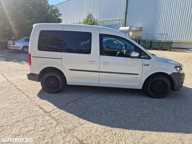 Second-hand VW Caddy 102 CP (75 kW) 2017 Culoarealb Monovolum