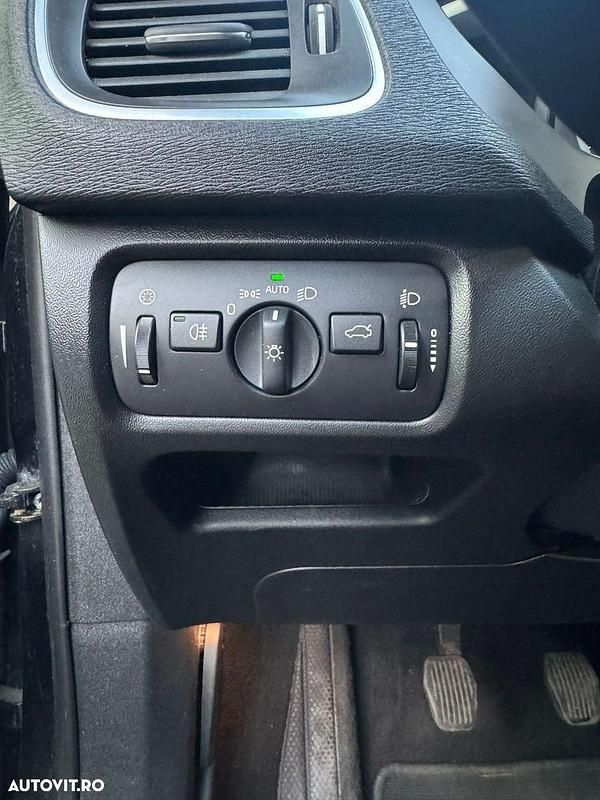 Culoarenegru Utilizat 2014 Volvo V40 Hatchback | 5.700 EUR (Preț bun) - Imagine 1/4