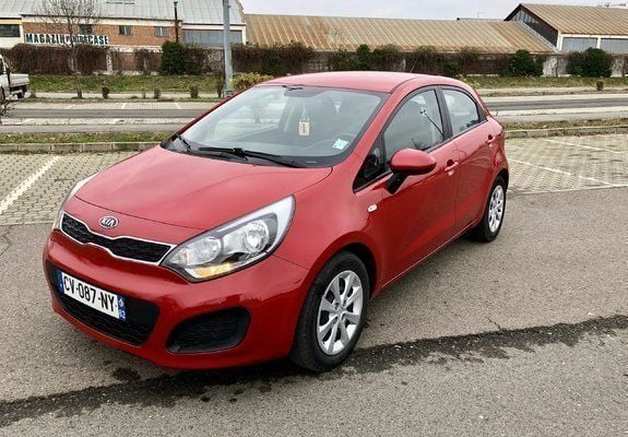Second-hand Kia Rio 75 CP (55 kW) 2013 Rosu Hatchback