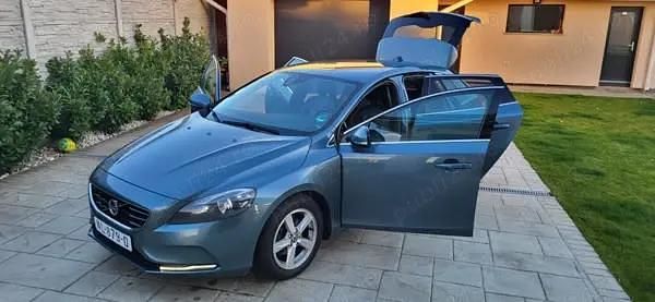 Culoarealte culori Second-hand 2014 Volvo V40 R-Design Hatchback | 6.999 EUR (Preț OK) - Imagine 1/4