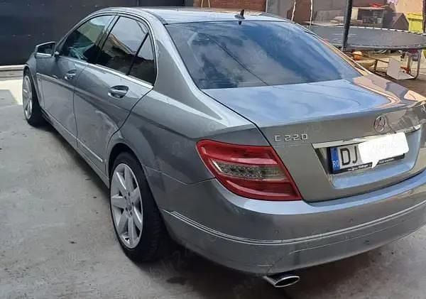 Second-hand Mercedes 220 173 CP (127 kW) 2008 Berlinǎ