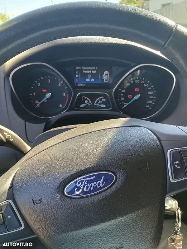 Second-hand Ford Focus 115 CP (84 kW) 2014 Culoarerosu Hatchback