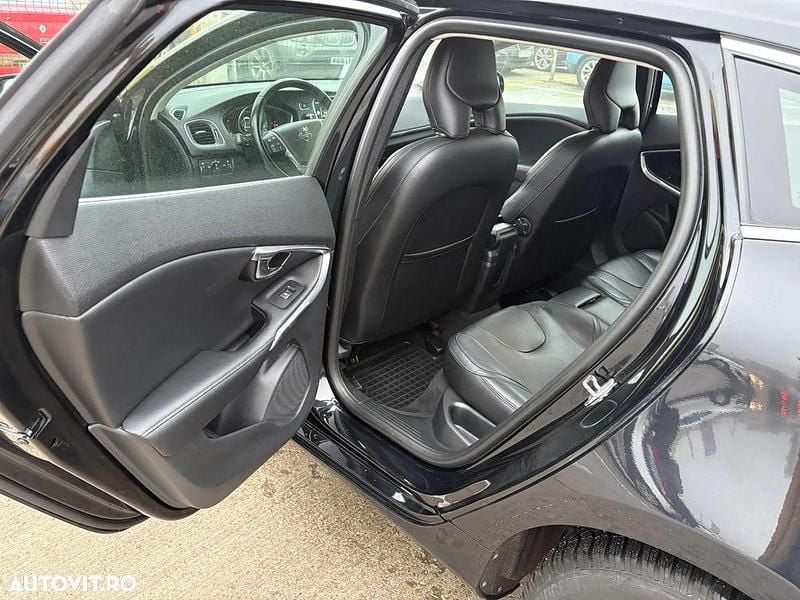 Second-hand Volvo V40 Summum 190 CP (139 kW) 2015 Culoarenegru Hatchback