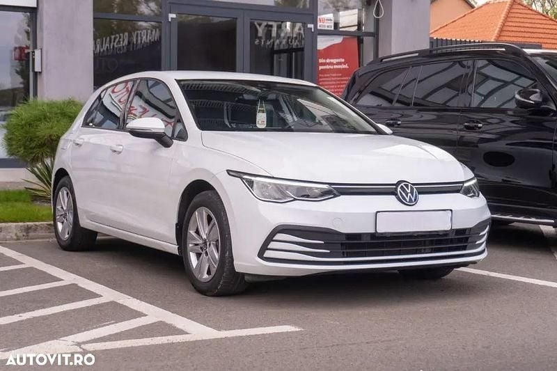 Second-hand VW Golf VIII Life 110 CP (80 kW) 2023 Culoarealb Hatchback