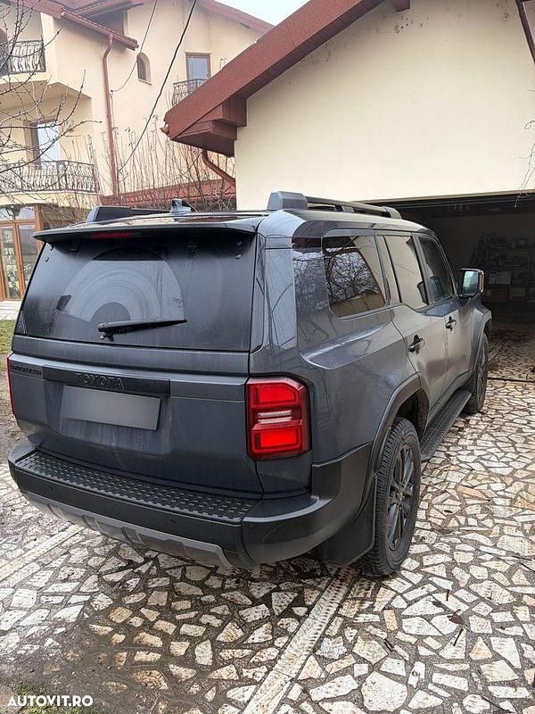 Second-hand Toyota Land Cruiser Luxury 204 CP (150 kW) 2025 Culoaregri