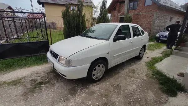 Alb Utilizat 2002 VW Polo Classicline Berlinǎ | 900 EUR - Imagine 1/4