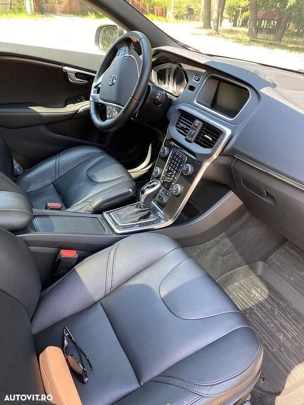 Second-hand Volvo V40 Inscription 122 CP (89 kW) 2017 Culoareargint Hatchback