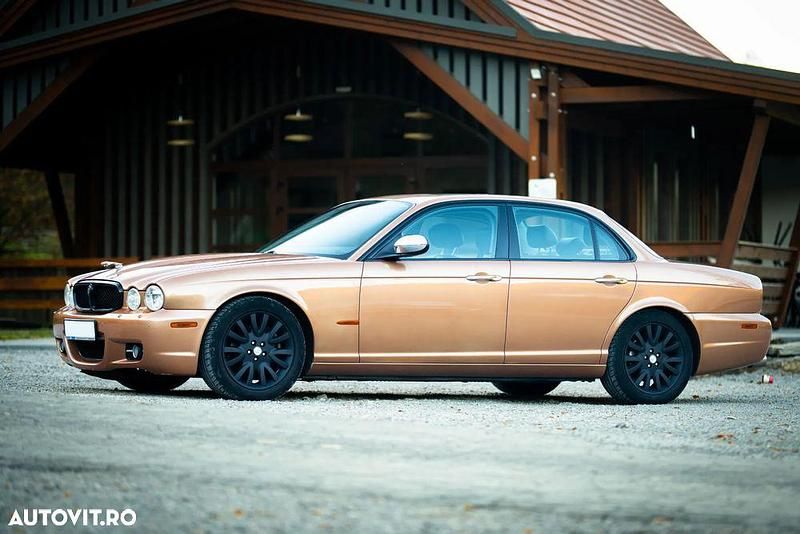 Second-hand Jaguar XJ8 Executive 300 CP (220 kW) 2003 Culoaremaro Berlinǎ