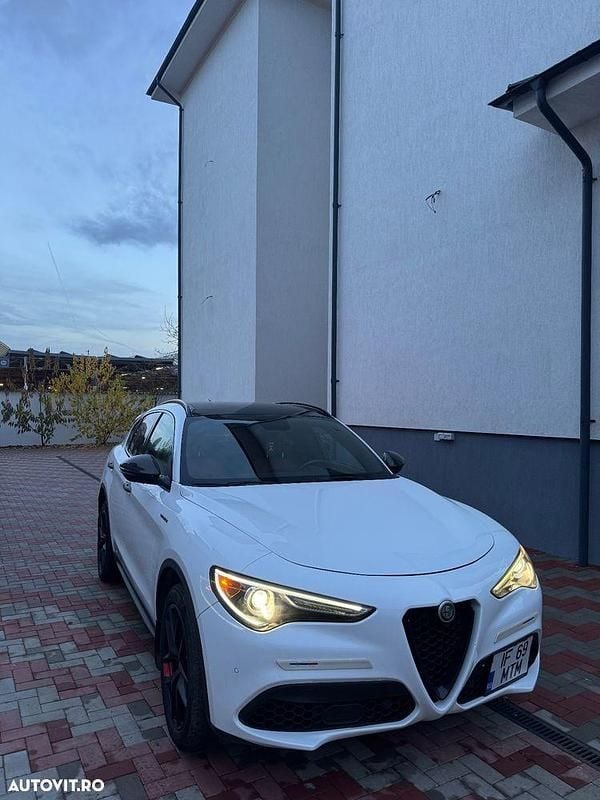 Culoarealb Utilizat 2018 Alfa Romeo Stelvio Veloce SUV | 19.800 EUR (Preț bun) - Imagine 1/4