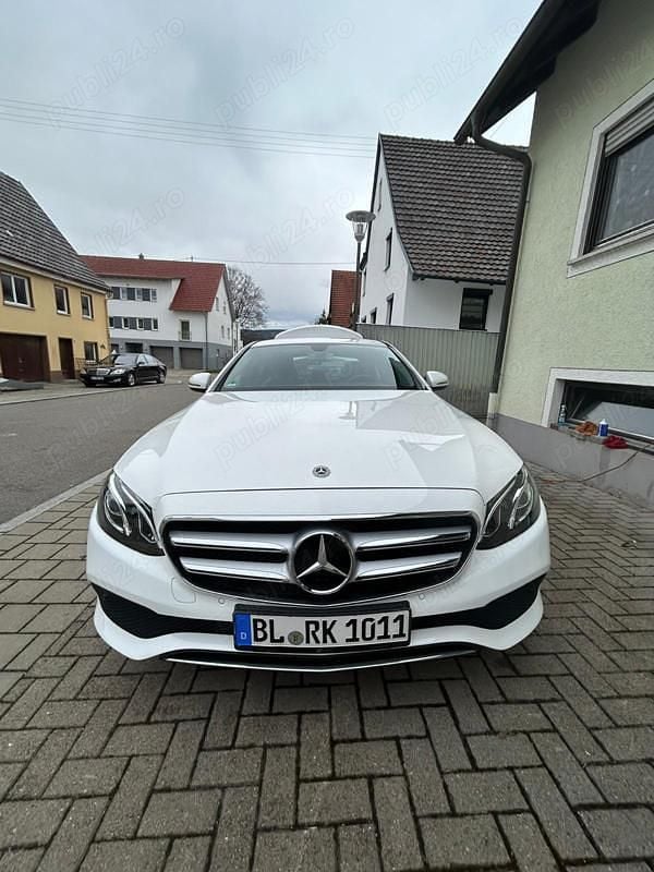 Alb Utilizat 2018 Mercedes E220 Berlinǎ | 24.000 EUR (Super Preț) - Imagine 1/4