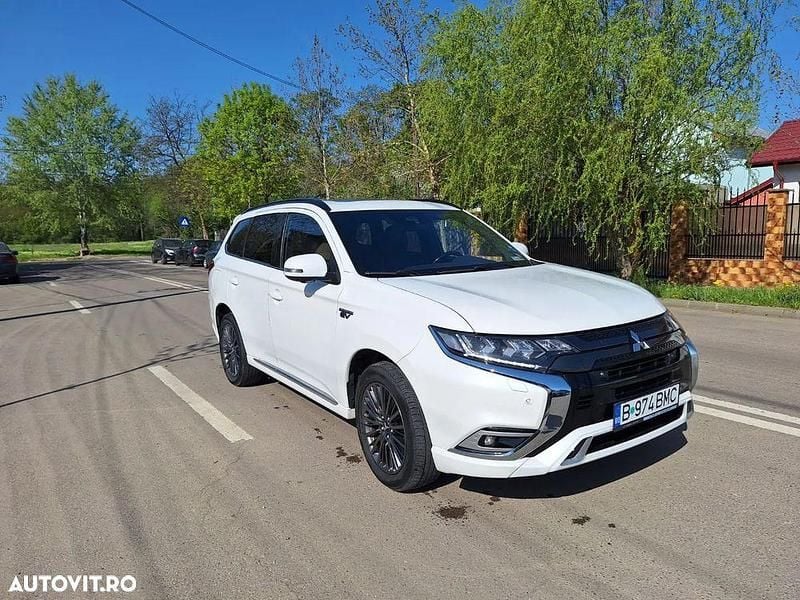 Culoarealb Utilizat 2018 Mitsubishi Outlander P-HEV Instyle SUV | 19.990 EUR (Puțin scump) - Imagine 1/4