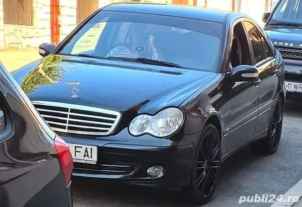 Negru Utilizat 2005 Mercedes C180 Berlinǎ | 2.600 EUR (Preț OK) - Imagine 1/3