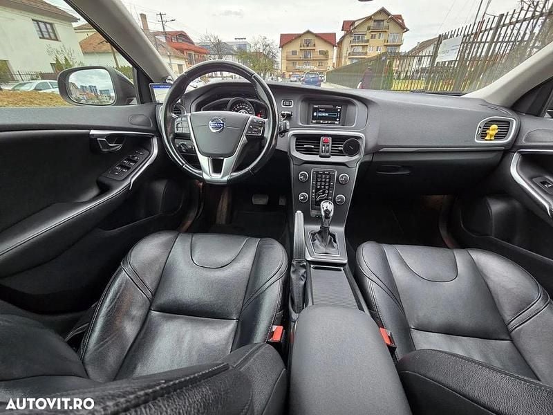 Second-hand Volvo V40 Summum 115 CP (84 kW) 2014 Culoarenegru Hatchback