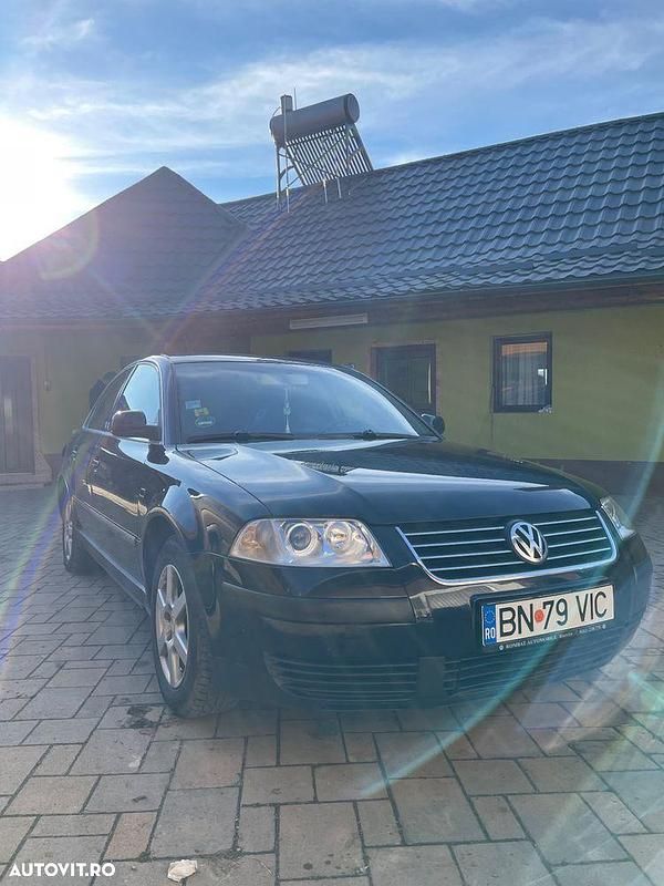 Culoarenegru Utilizat 2003 VW Passat Basis Break | 2.500 EUR (Preț OK) - Imagine 1/4