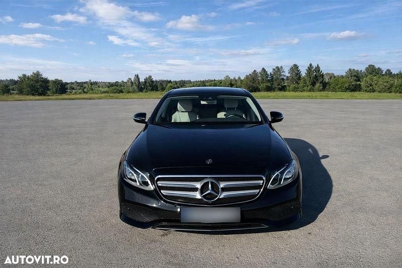 Culoarenegru Second-hand 2018 Mercedes E220 Berlinǎ | 33.000 EUR (Puțin scump) - Imagine 1/4