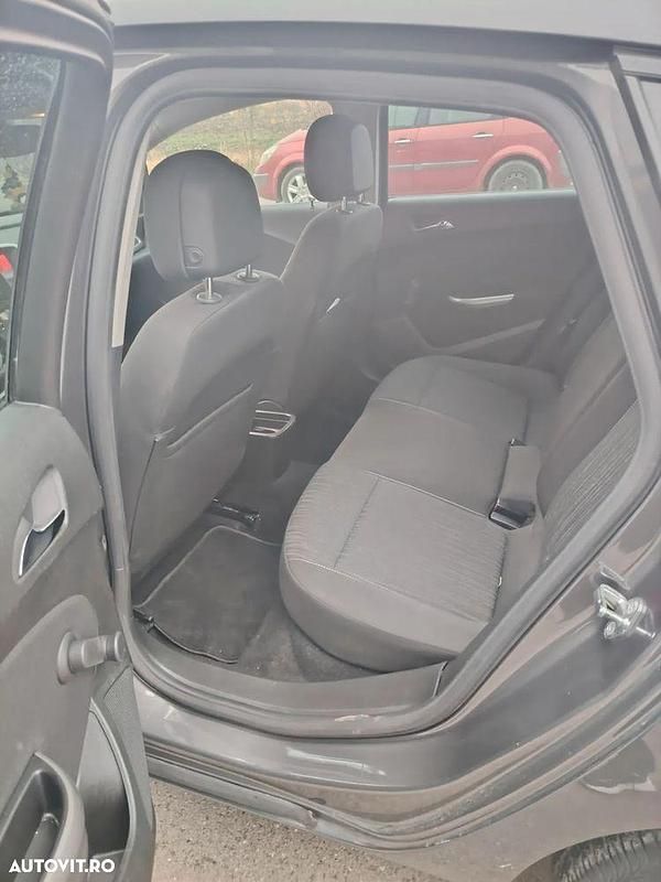 Second-hand Opel Astra Active 100 CP (73 kW) 2011 Culoaregri Hatchback