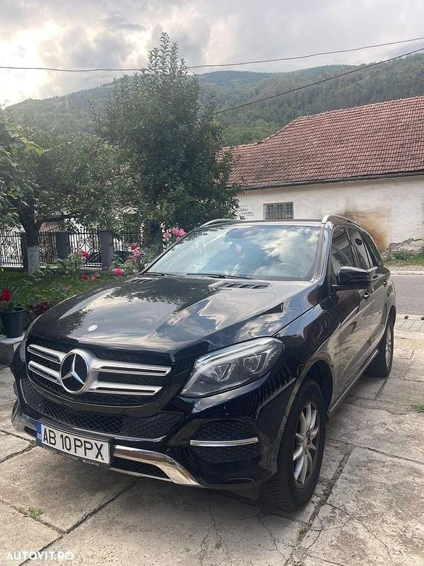 Culoarenegru Utilizat 2015 Mercedes GLE350 SUV | 22.500 EUR (Preț bun) - Imagine 1/4