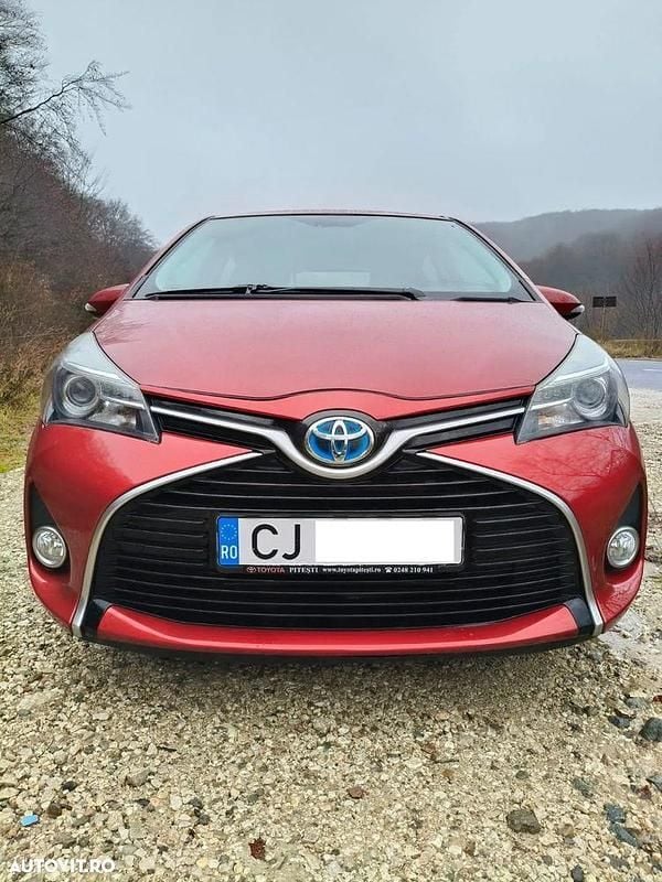 Culoarerosu Utilizat 2015 Toyota Yaris Hybrid Luna | 9.755 EUR (Preț OK) - Imagine 1/4