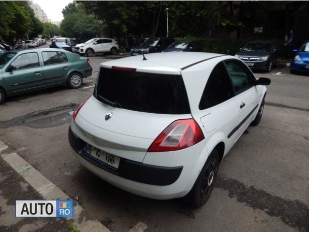 Alb Utilizat 2005 Renault Mégane II Hatchback | 2.590 EUR - Imagine 1/4