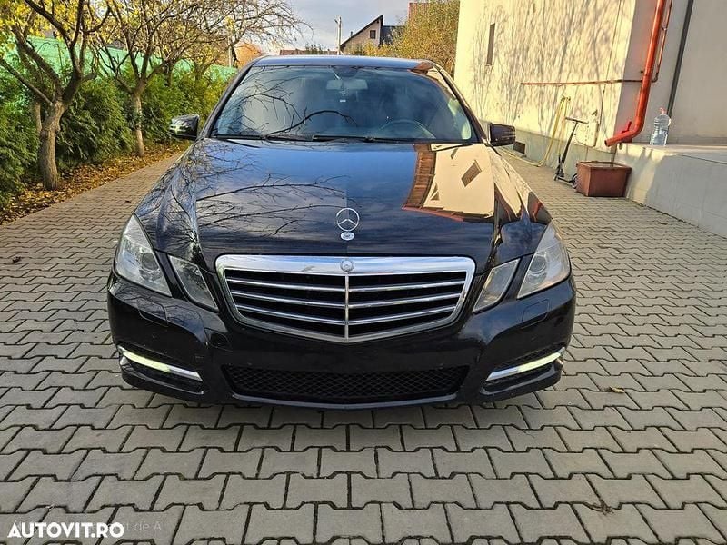 Culoarenegru Utilizat 2011 Mercedes E220 Berlinǎ | 6.750 EUR (Super Preț) - Imagine 1/4